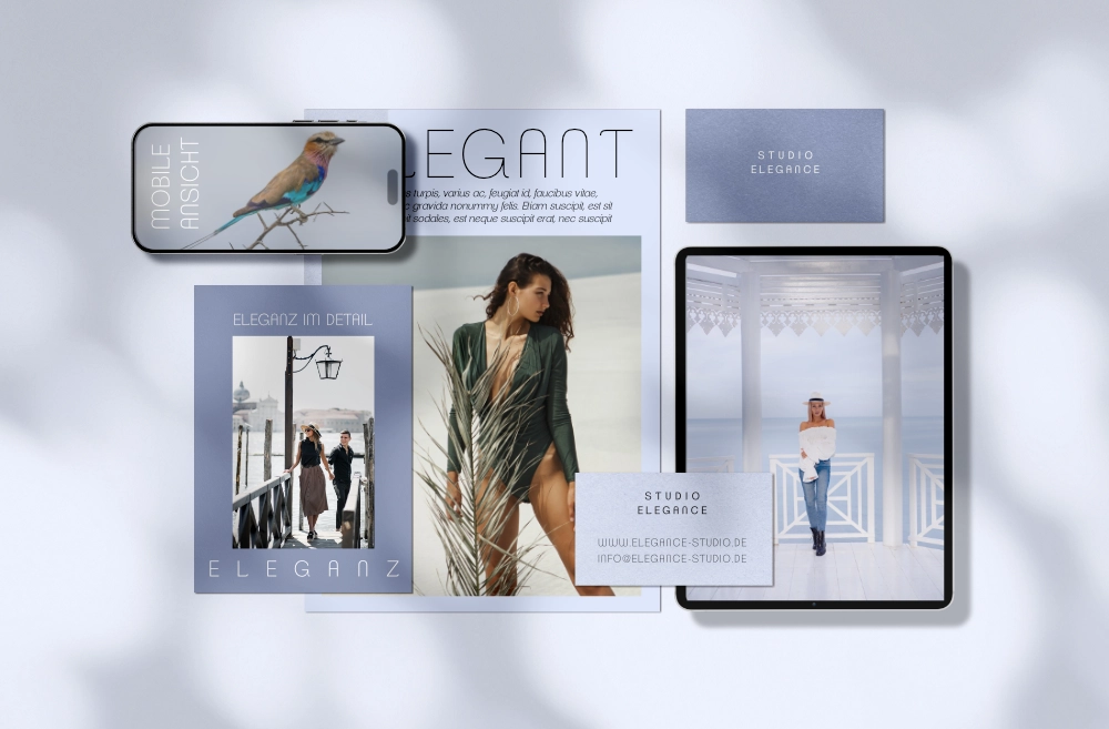 Eine Frau mit Kopfhörern sitzt entspannt auf einen blauen Sofa und schaut in einen Laptop auf ihren Knien