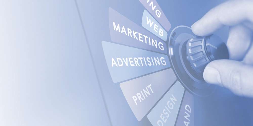 Finger drehen an einem Tresorschloss. Gewählt werden kann zwischen Aufklebern. Web, Marketing, Print, Design